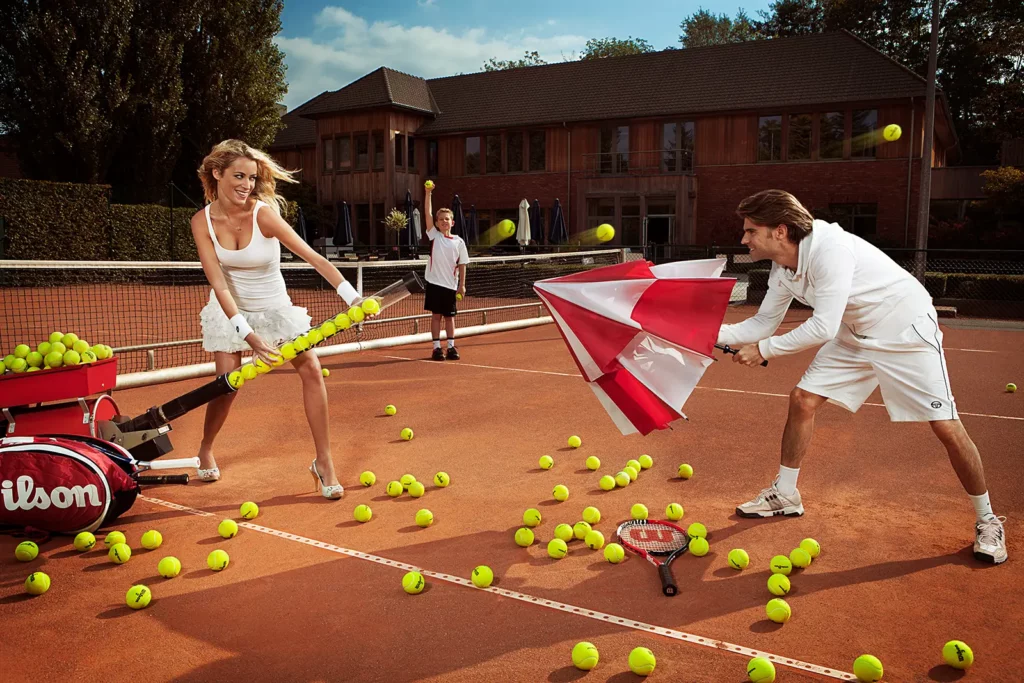 Emilie Dupuis et Stephan Van Bellinghen sur un terrain de tennis à l'Aspria Royal La Rasante avec sac et raquettes Wilson.