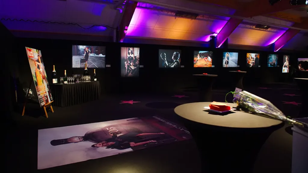 Salle de sport de l'Aspria Royal La Rasante transformée en galerie pour l'exposition "Les Stars font du Sport" de Michel Gronemberger.