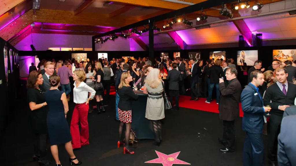 Foule d'invités VIP lors du vernissage de l'exposition photo de Michel Gronemberger à l'Aspria Royal La Rasante.