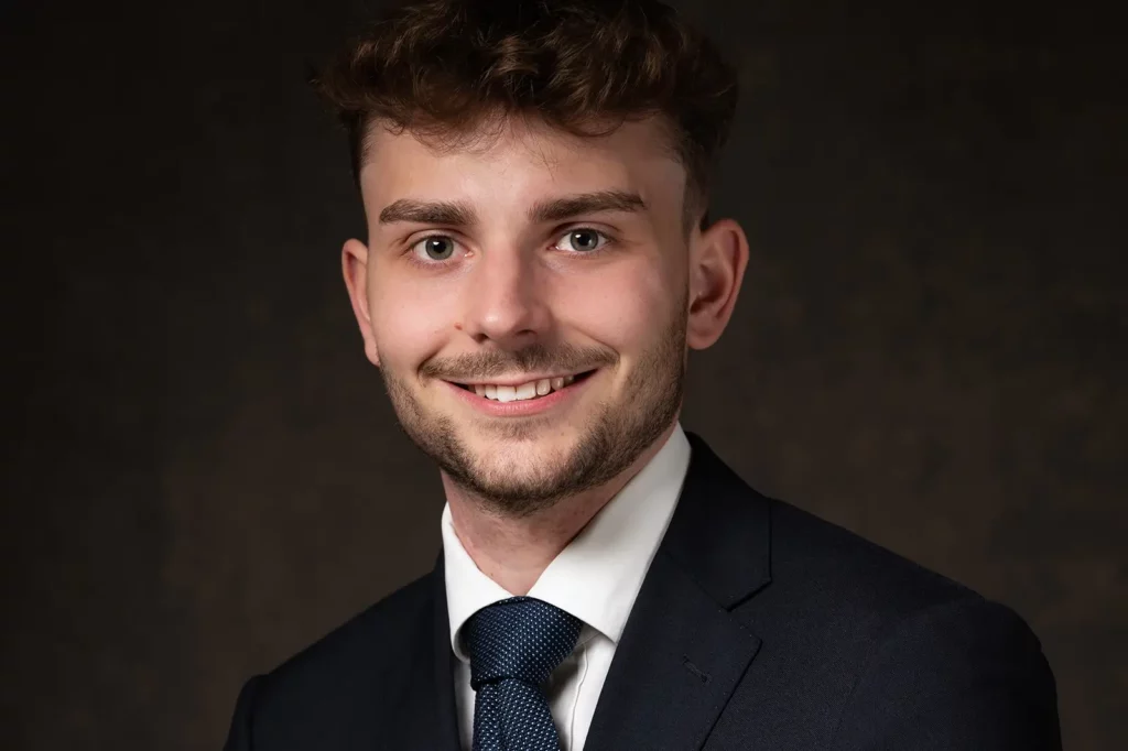 Photo LinkedIn étudiant en droit réalisée en studio à Bruxelles sur fond marbré brun.