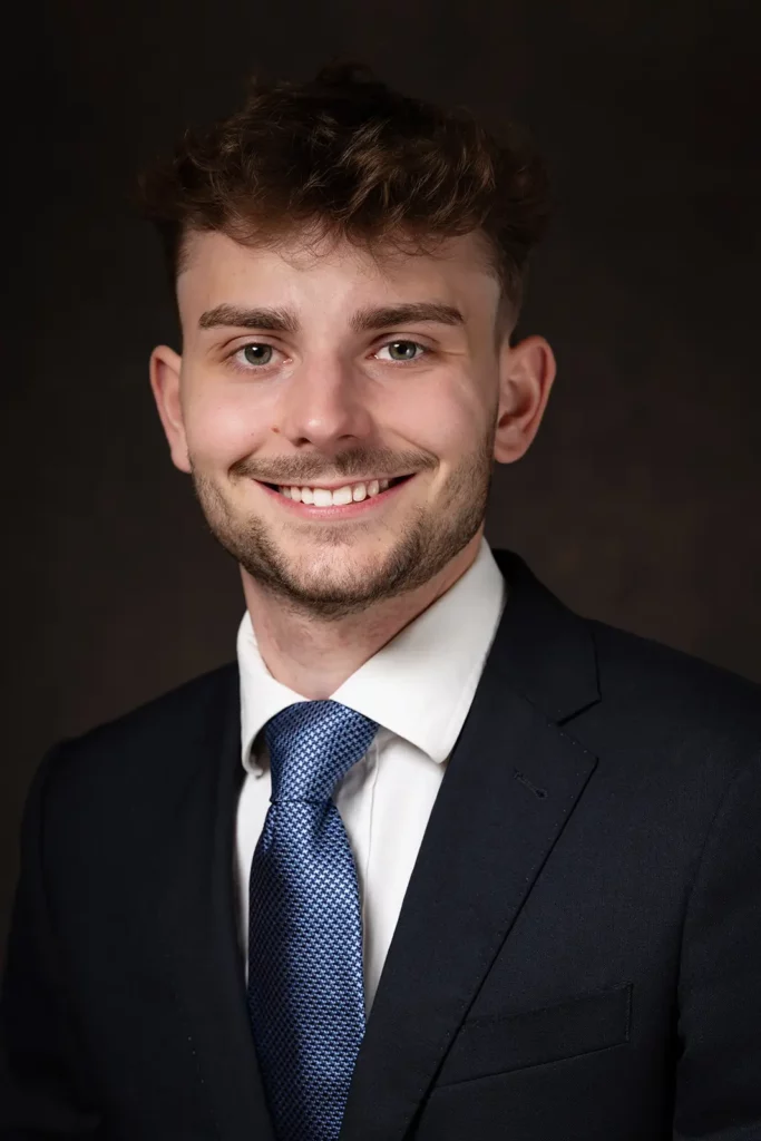 Cadrage au buste pour une photo LinkedIn étudiant en droit avec un regard face caméra.