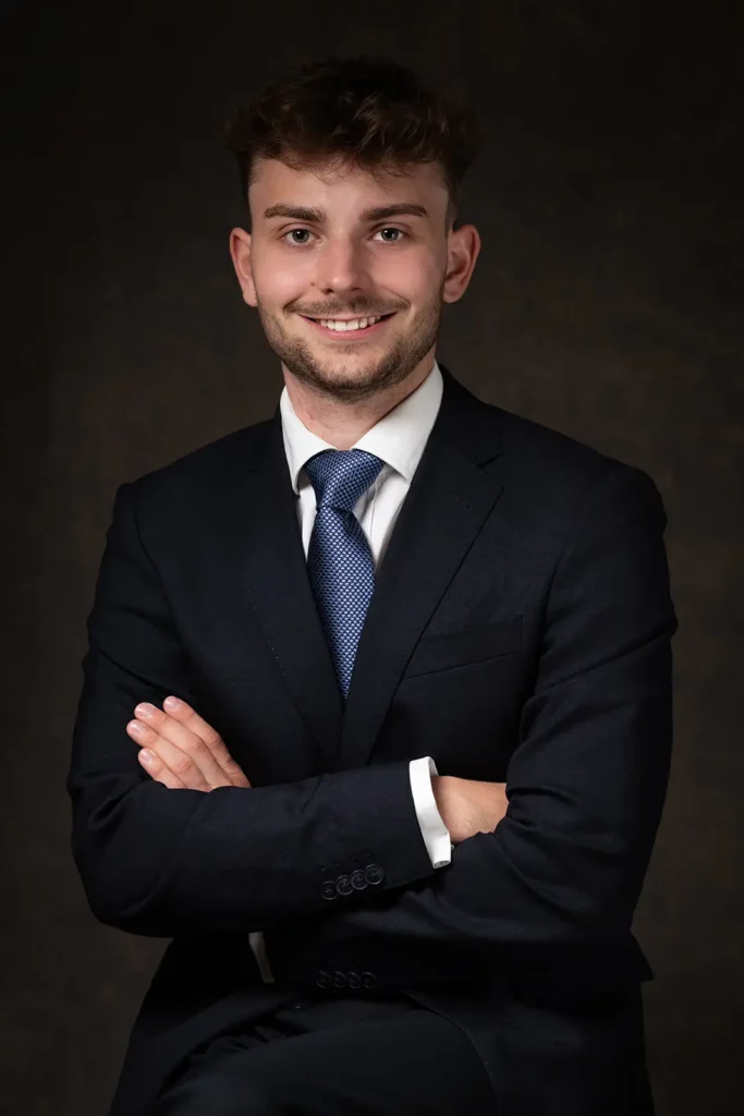 Portrait de face pour une photo LinkedIn étudiant avec une cravate bleue lumineuse à motifs.