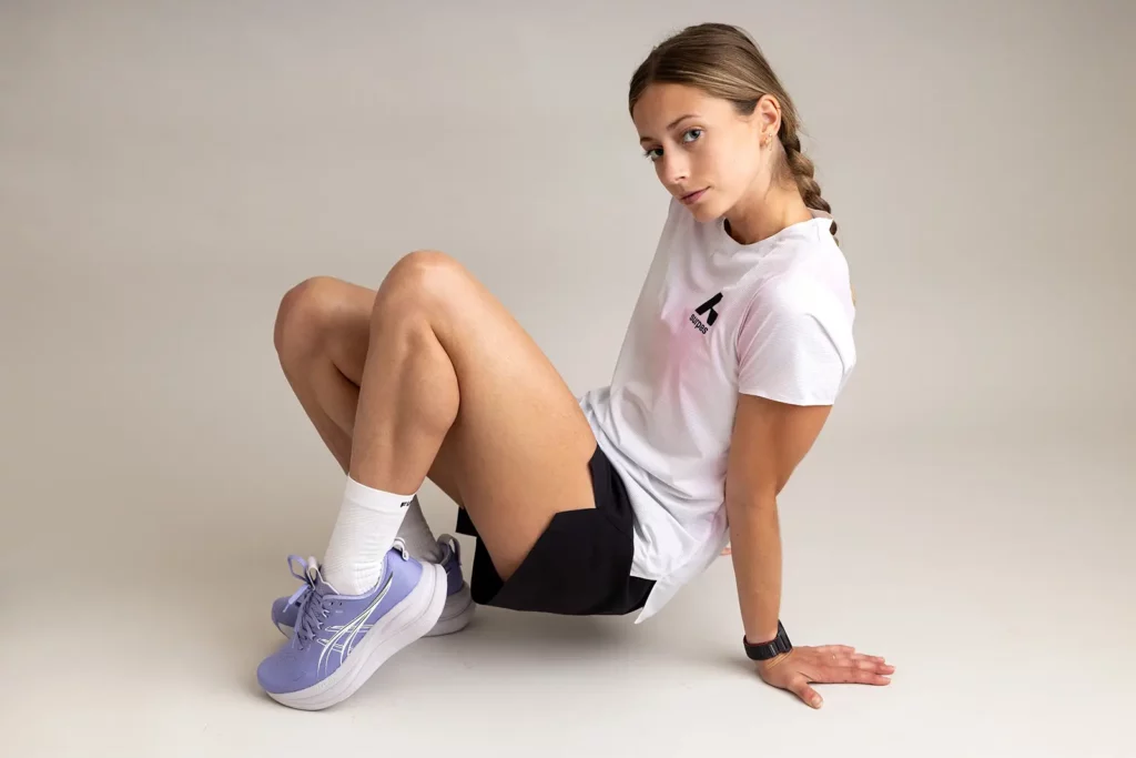 Photographe de studio à Bruxelles spécialisé dans les books photo pour mannequin avec une tenue de running Surpas et Asics